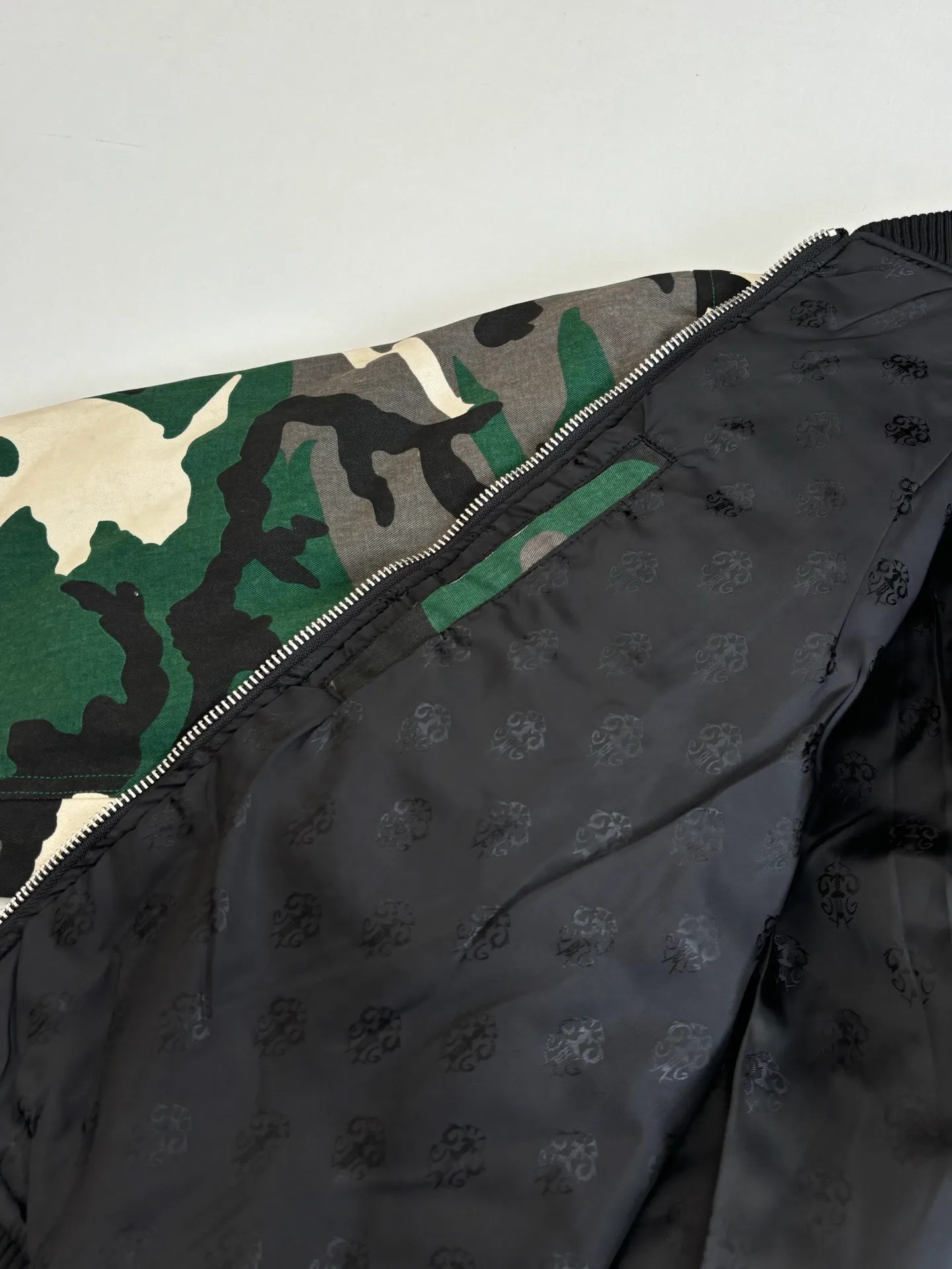 P1010 Chrome Heat*/CH Chrome Heat Camouflage Flight Jacket Cotton Jacket was purchased and developed by a Los Angeles agent for US$5,600. This model is made of custom-made military canvas fabric and is reproduced 1:1 according to the original model, with a piece of cloth printed camouflage pattern. The customization period for the chest sex pattern stamp is 20 days, the minimum order is 1800 pieces, and the color plate is matched. The hardware buckles are all made of electroplated 925 silver material, the weight is perfectly restored, and they are aged and oxidized to black. The back printing uses positioning screen glue printing, and the sleeve pockets are also positioned and opened by a template machine.  Size: M/L/XL/XXL